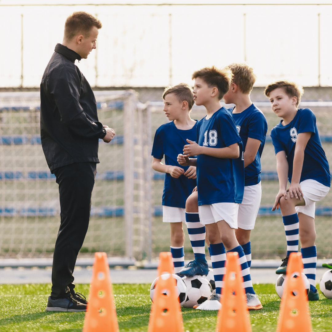 مربی فوتبال کیست و چه وظایفی دارد ؟ چطور مربی حرفه ای شویم ؟ - مدارک مربی فوتبال 